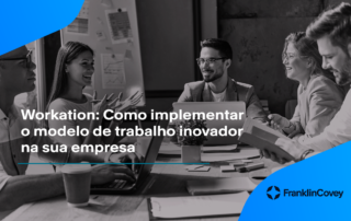 Imagem de profissionais colaborando em uma reunião de trabalho com laptops, livros e materiais de anotações em um ambiente corporativo. Destaque para o título 'Workation: Como implementar o modelo de trabalho inovador na sua empresa' com a logomarca da FranklinCovey.