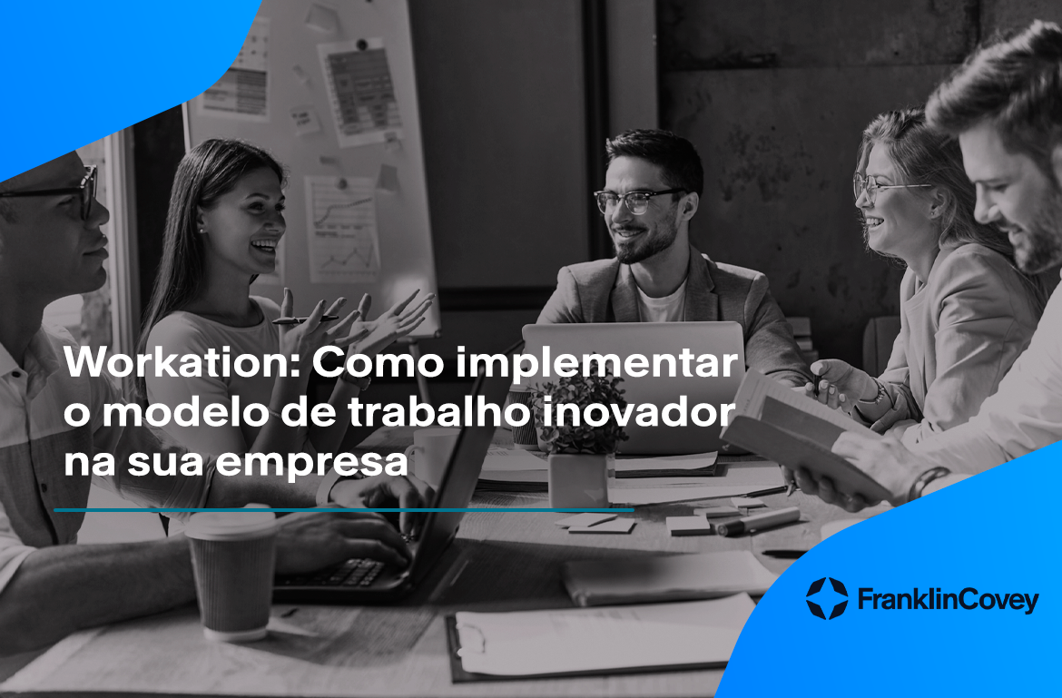 Imagem de profissionais colaborando em uma reunião de trabalho com laptops, livros e materiais de anotações em um ambiente corporativo. Destaque para o título 'Workation: Como implementar o modelo de trabalho inovador na sua empresa' com a logomarca da FranklinCovey.